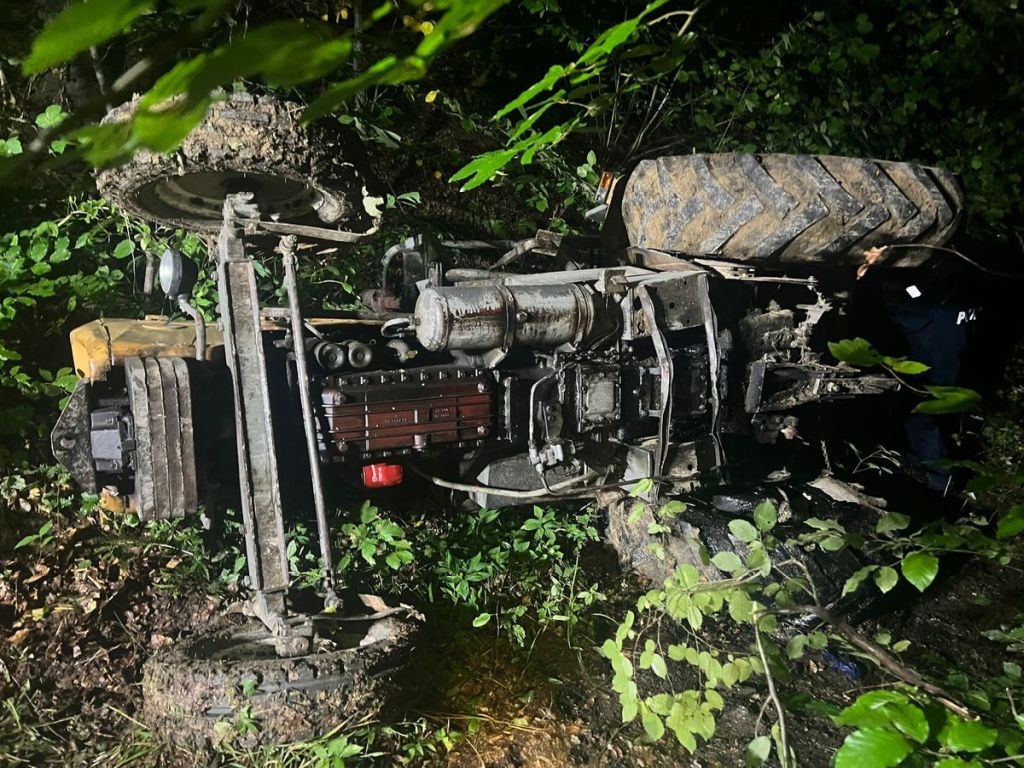 traktor przygniótł mężczyznę, zwózka drewna, prace leśne, Rychwałd