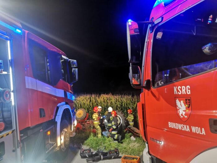 Mężczyzna zmarł pod wywróconym ciągnikiem z kosiarką, Dziewięcioły, Łukasz Krzywda, KP PSP w Miechowie