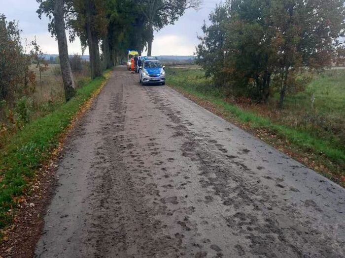 błoto na drodze, wypadek rowerzystów, Stare Siedlisko, powiat braniewski