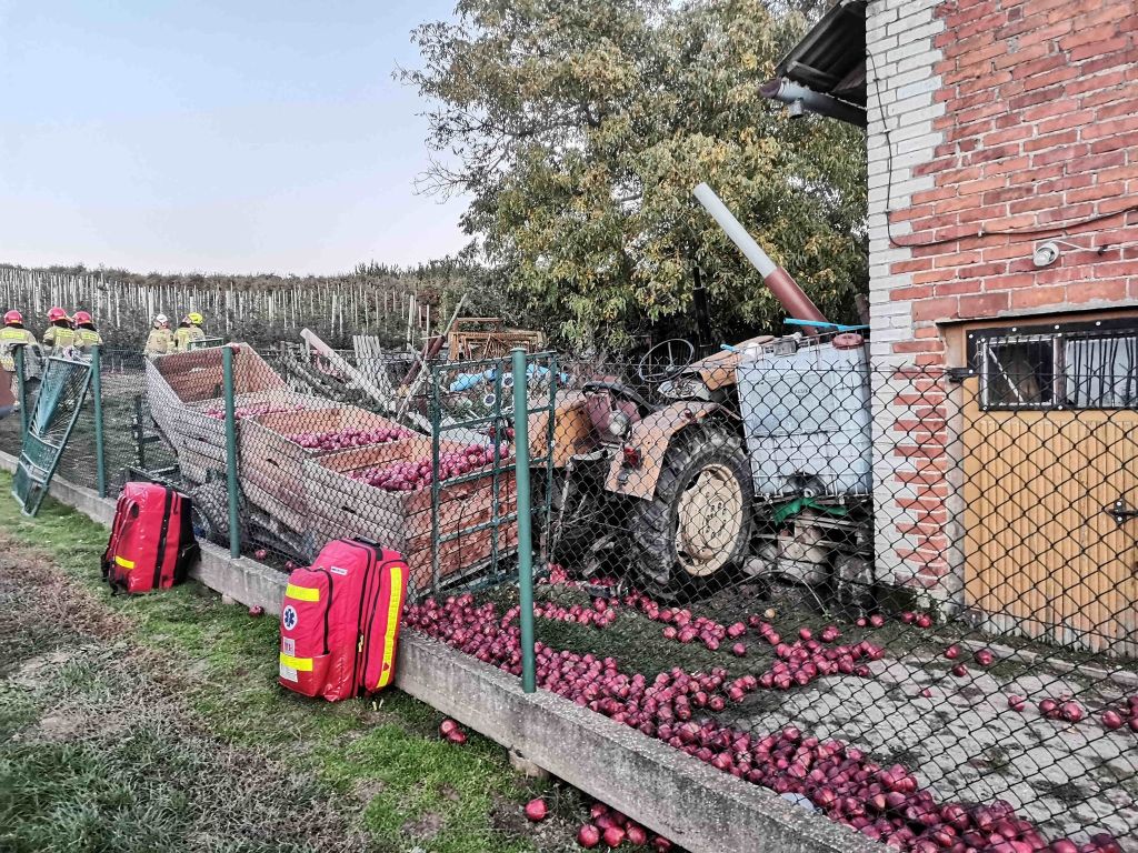 traktor uderzył w mur na posesji, Łojowice, powiat sandomiersk, Łukasz Kot