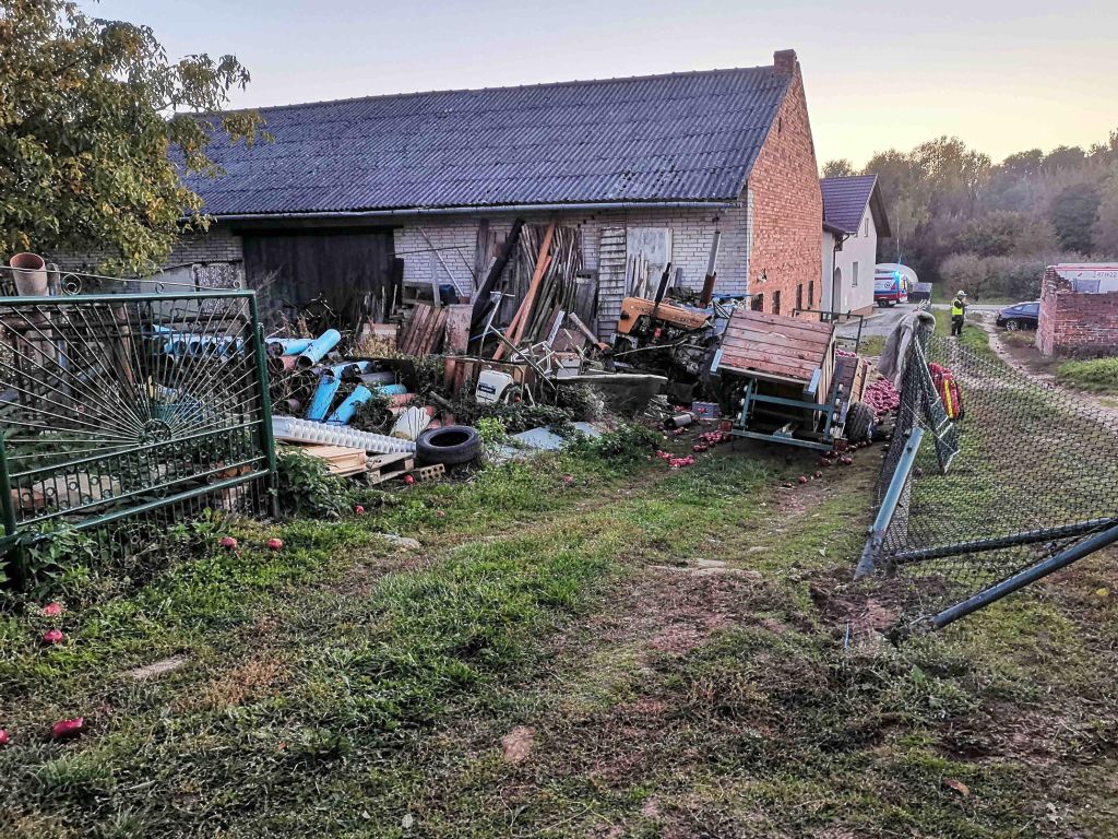 traktor uderzył w mur na posesji, Łojowice, powiat sandomiersk, Łukasz Kot