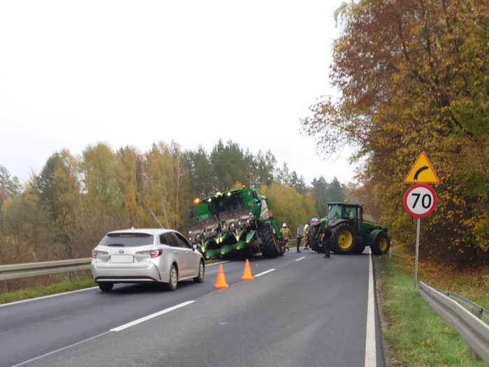Kombajn zawisł na barierach drogowych, Błądzim, powiat świecki, OSP Lniano