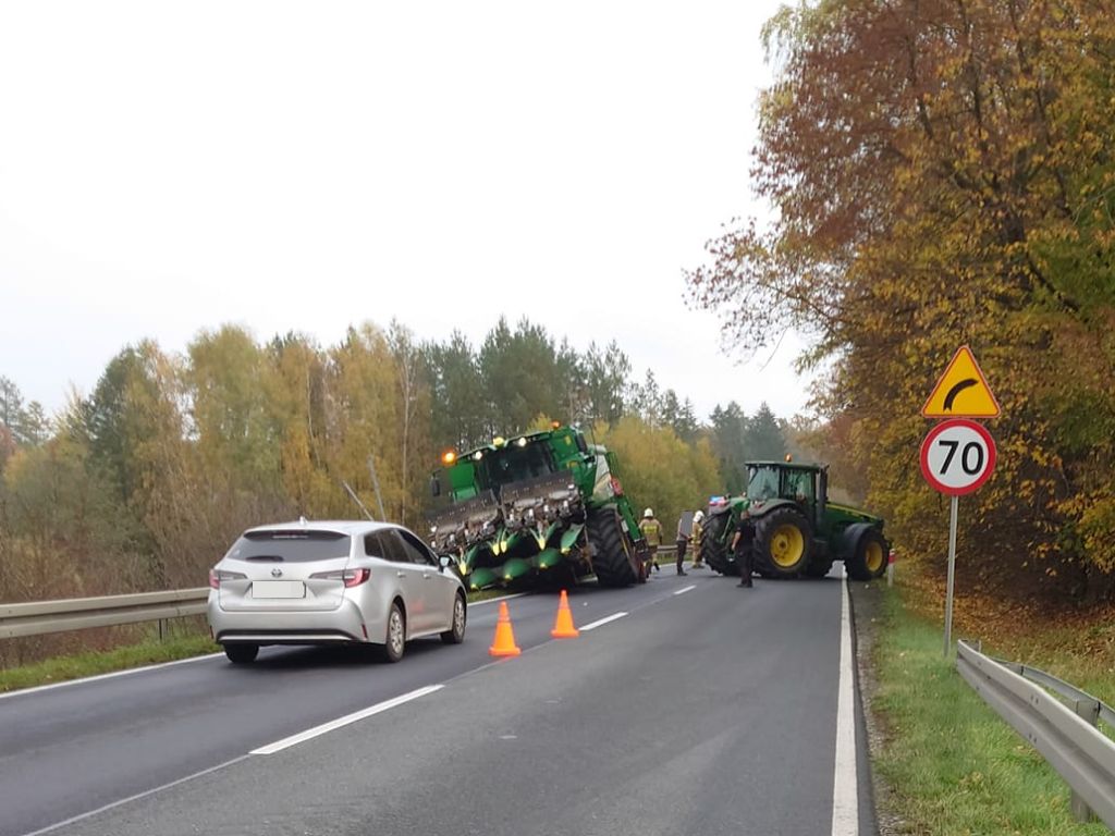 Kombajn zawisł na barierach drogowych, Błądzim, powiat świecki, OSP Lniano