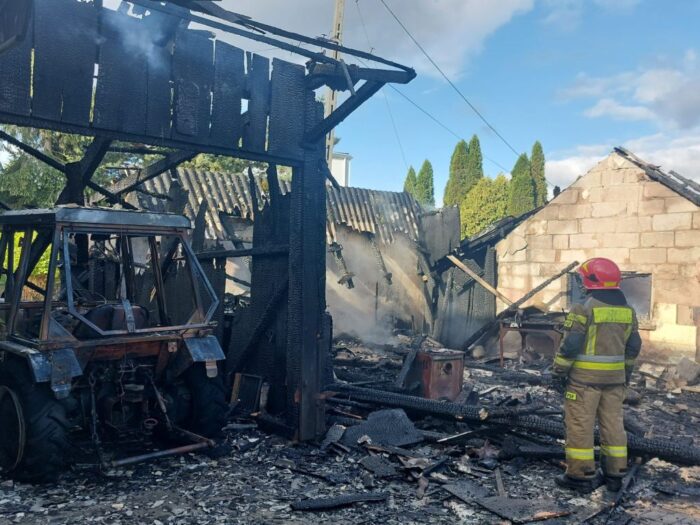 pożary w gospodarstwach, Nowy Sącz, KM PSP Nowy Sącz, spalony ciągnik rolniczy
