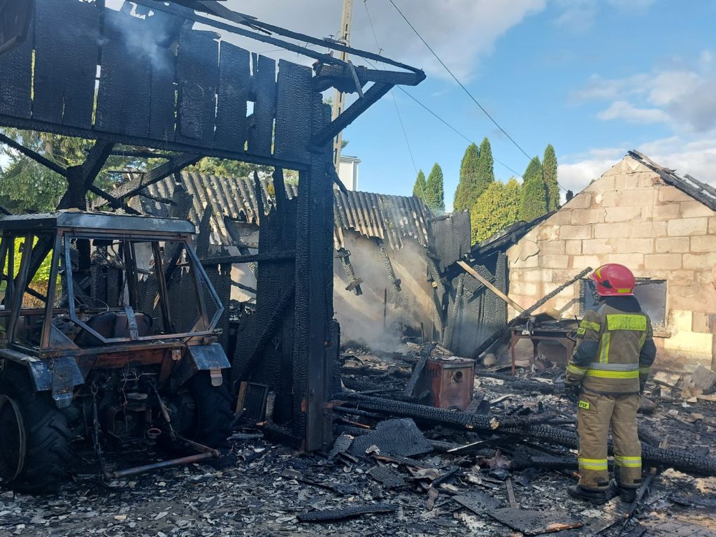 pożary w gospodarstwach, Nowy Sącz, KM PSP Nowy Sącz, spalony ciągnik rolniczy