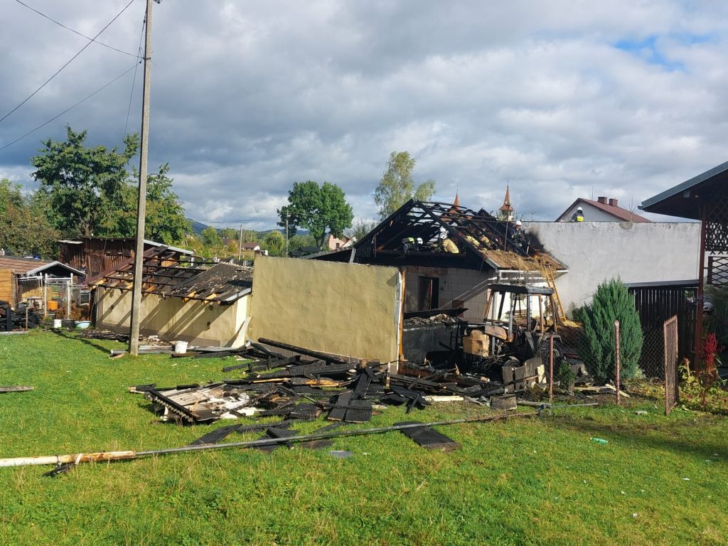 pożary w gospodarstwach, Nowy Sącz, KM PSP Nowy Sącz, spalony ciągnik rolniczy