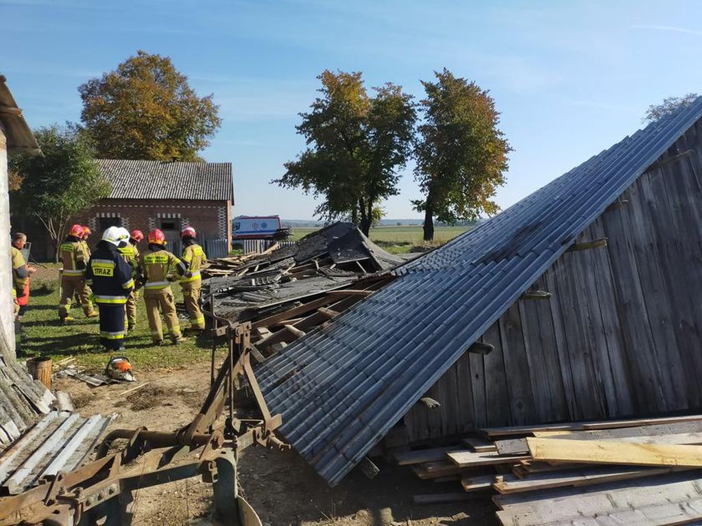 rozbiórka stodoły, zawalona stodoła, Piotrowice