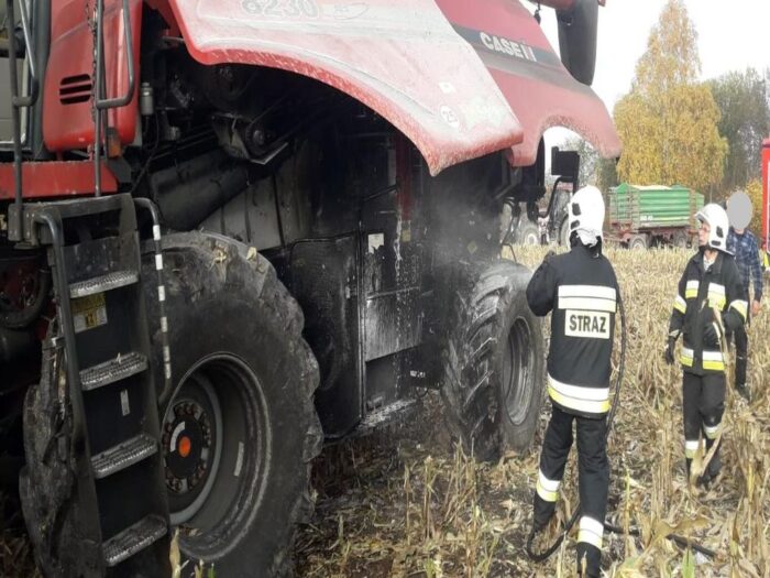 pożar kombajnu na polu, pożar ciągnika, Lutkowo, Wieluń, KP PSP Braniewo