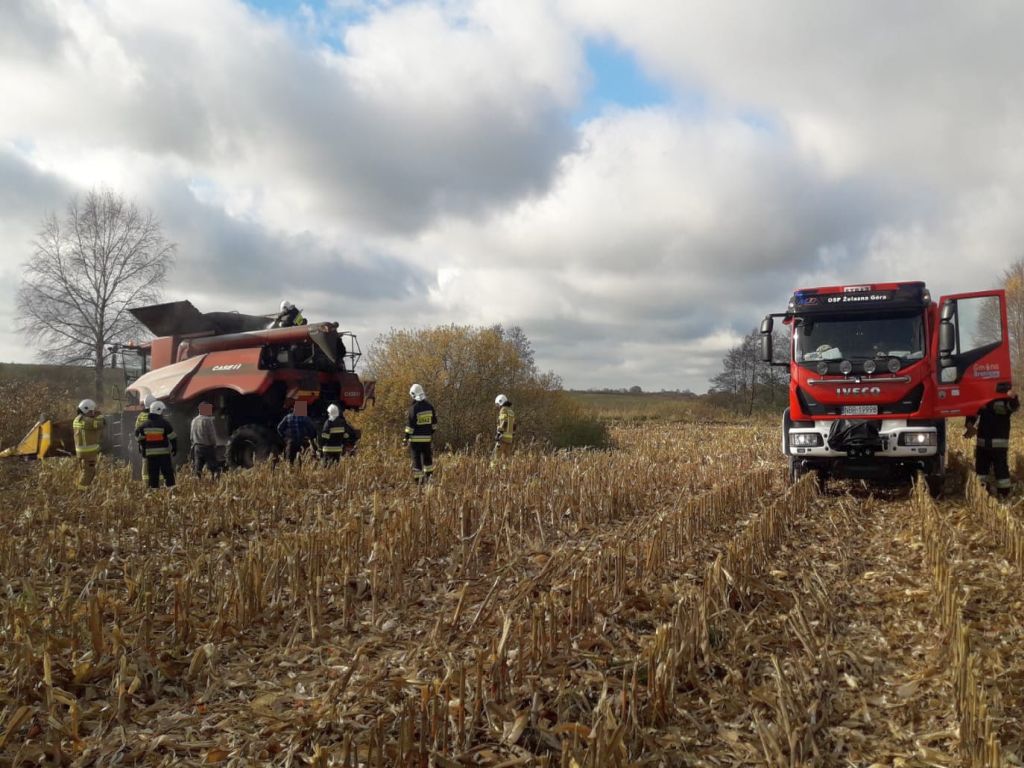 pożar kombajnu na polu, pożar ciągnika, Lutkowo, Wieluń, KP PSP Braniewo
