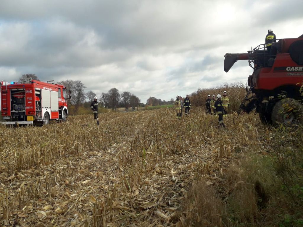 pożar kombajnu na polu, pożar ciągnika, Lutkowo, Wieluń, KP PSP Braniewo