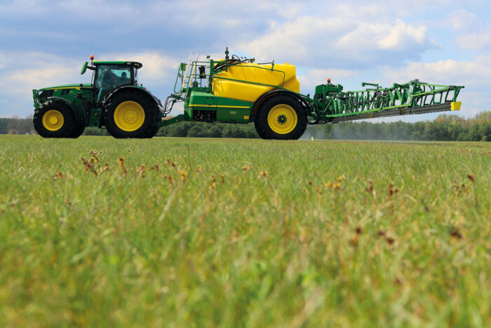 opryskiwacze przyczepiane John Deere, Karol Zgierski, RPT, Rolniczy Przegląd Techniczny