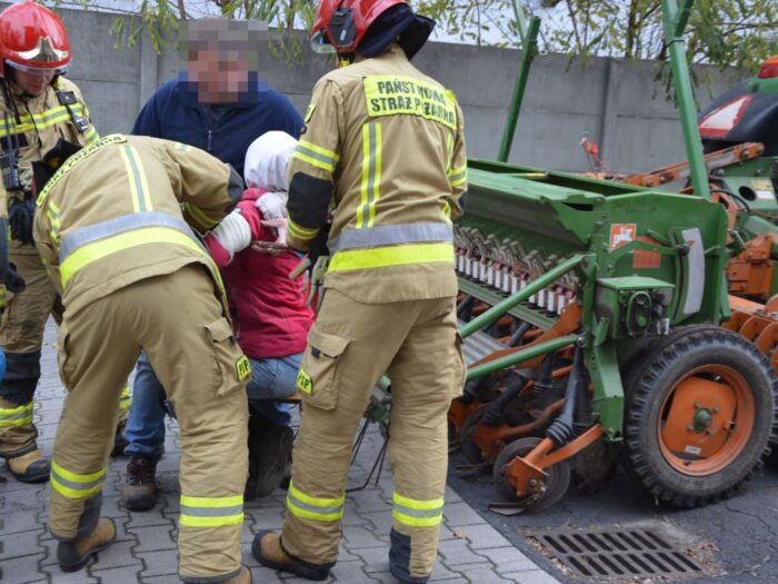 Ręka kobiety wkręcona w siewnik, Rawicz, wypadki na polu, siew zboża, KP PSP Rawicz