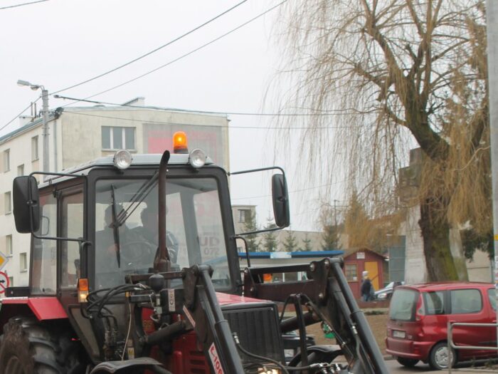 Zderzenie pojazdów było tak silne, że traktor rozpadł się na dwie części, a auto osobowe wpadło do rowu