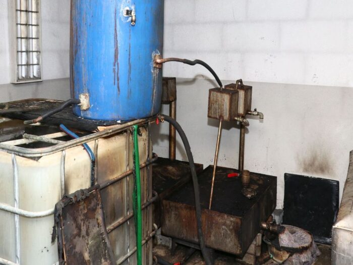 bimbrownia w budynku gospodarczym, KMP Suwałki, KAS, nielegalna produkcja alkoholu