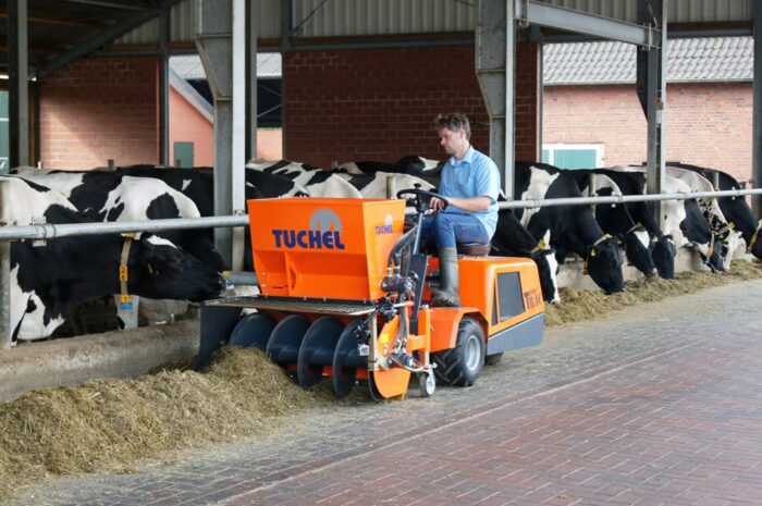 TMR, podgarnianie TMR-u, Agrotech Junoszyn, krowy mleczne, Tuchel Trac Trio, żywienie krów, pasza dla krów, Kubota