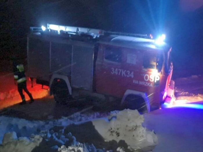 Wóz OSP utknął w zaspie, Wawrzka, KM PSP Nowy Sącz, koncentrator tlenu