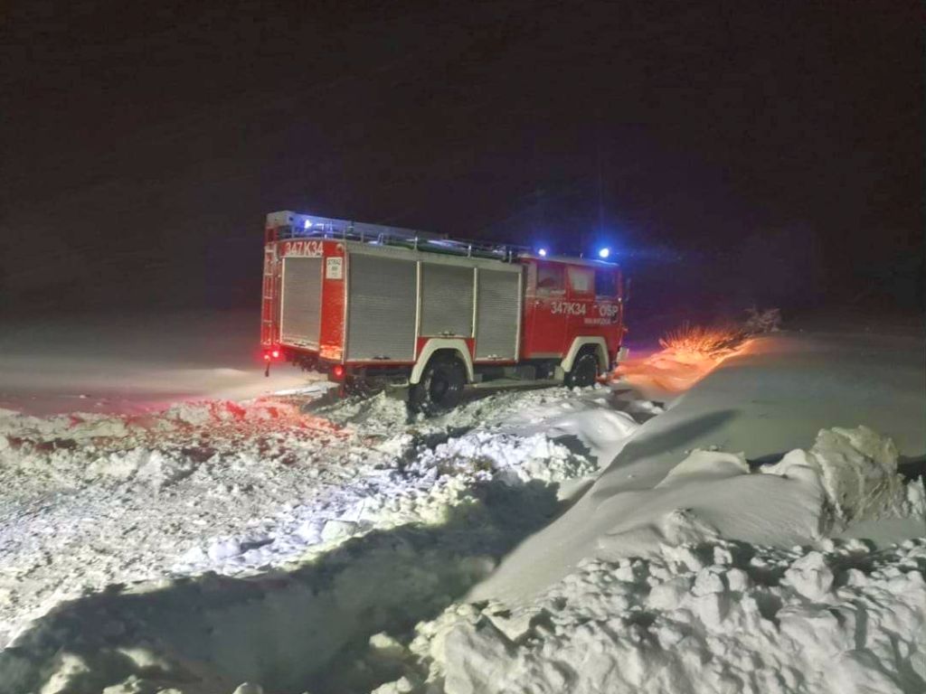 Wóz OSP utknął w zaspie, Wawrzka, KM PSP Nowy Sącz, koncentrator tlenu
