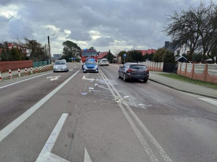 Śledzie wysypały się na drogę, tłuste plamy na jezdni, Kosowy, powiat kolbuszowski