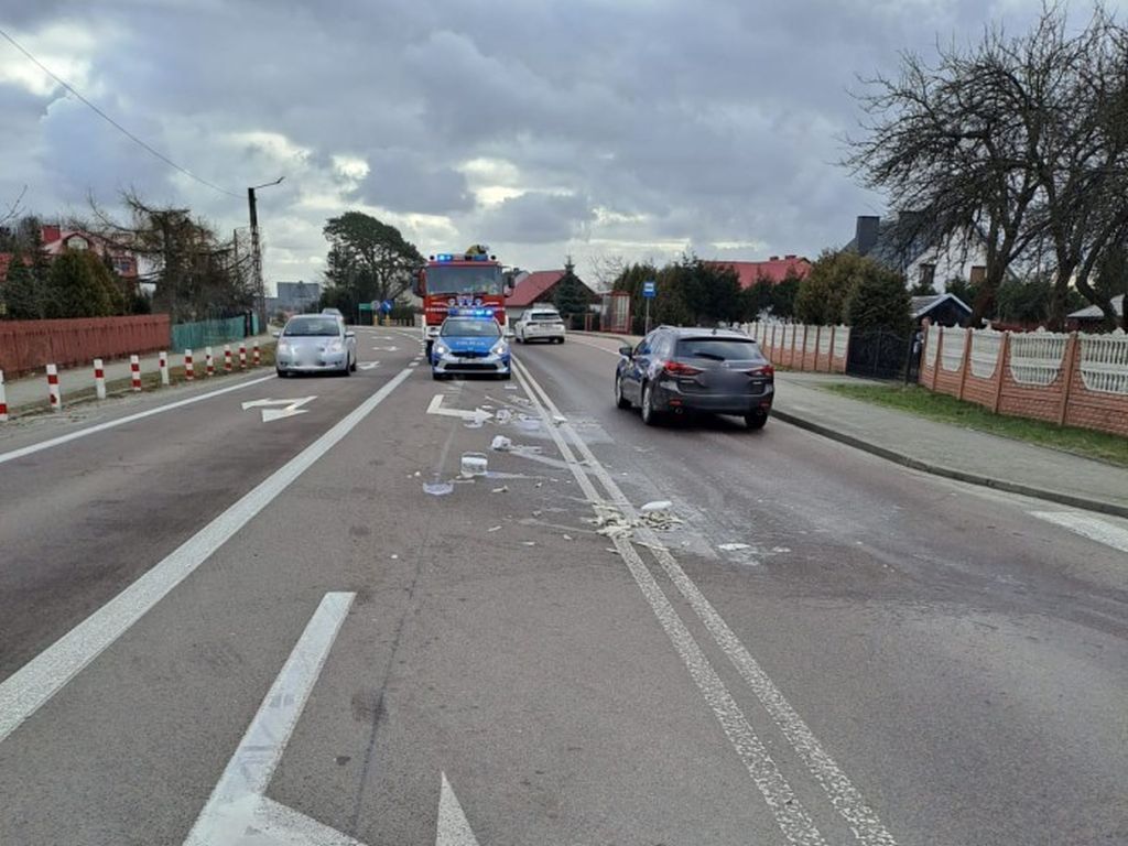 Śledzie wysypały się na drogę, tłuste plamy na jezdni, Kosowy, powiat kolbuszowski