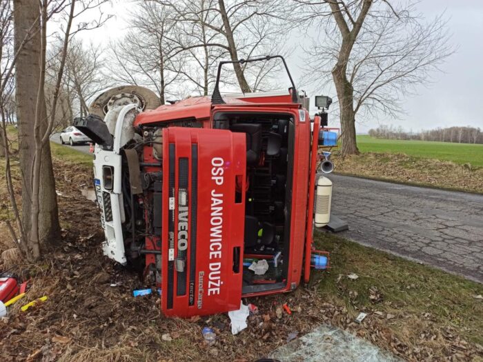 wypadek wozu OSP Janowice Duże, powiat legnicki, pożar naczepy na autostradzie, KM PSP Legnica
