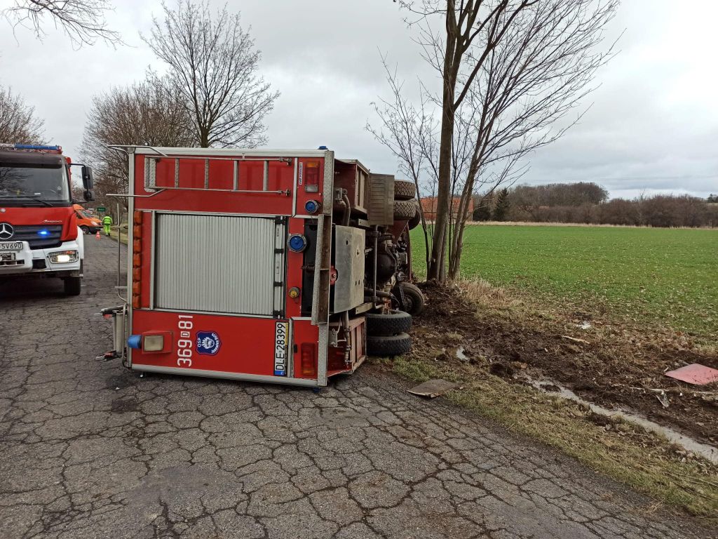 wypadek wozu OSP Janowice Duże, powiat legnicki, pożar naczepy na autostradzie, KM PSP Legnica