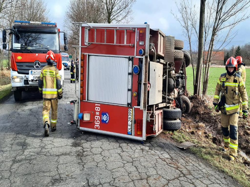 wypadek wozu OSP Janowice Duże, powiat legnicki, pożar naczepy na autostradzie, KM PSP Legnica