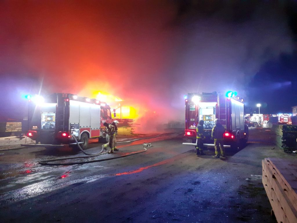 tartak, pożar, pożar w tartaku, Czerwone, straż pożarna, ogień