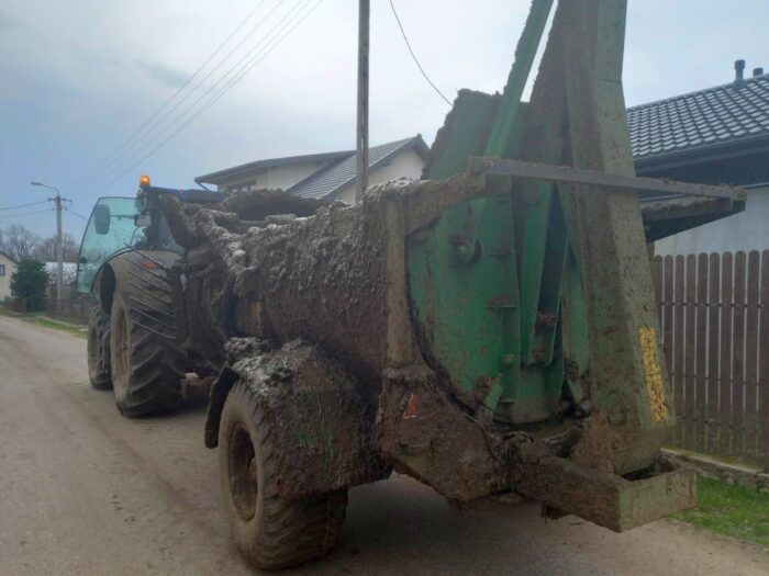 traktorzysta, kpp mława, powiat mławski, gnojowica na drodze