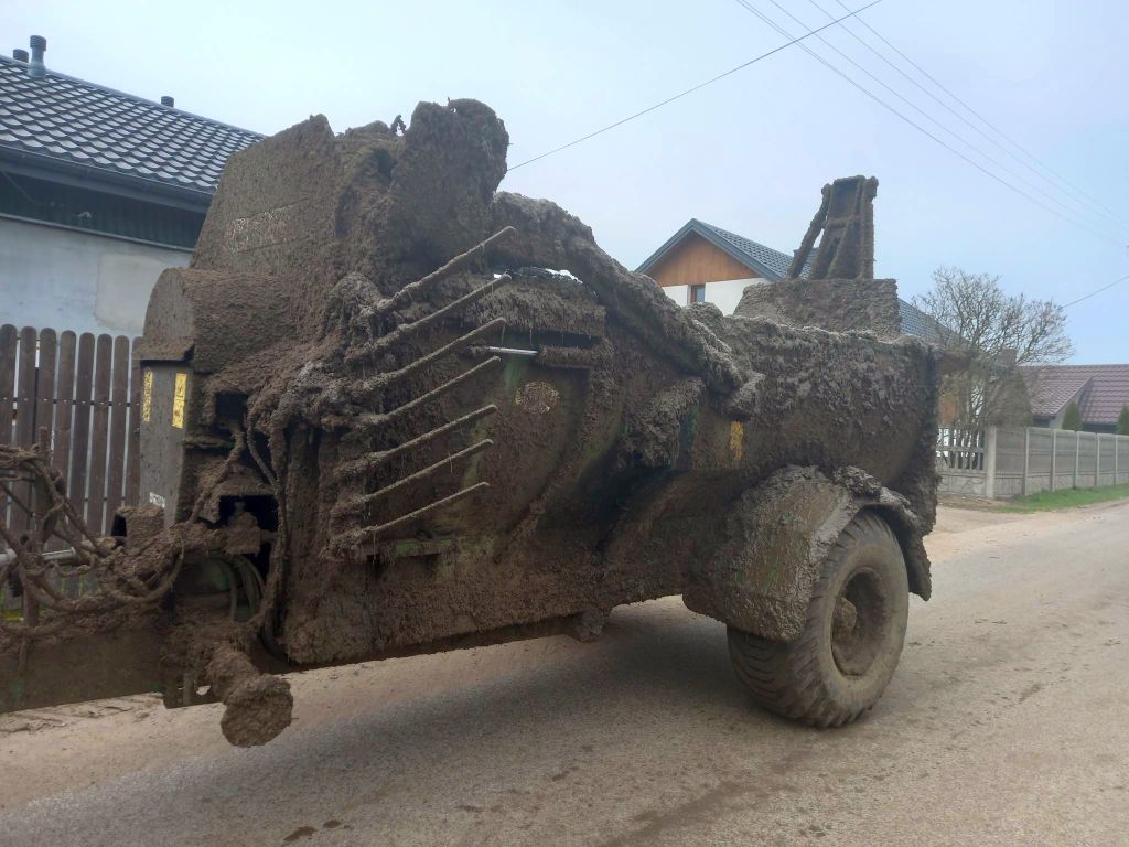 traktorzysta, kpp mława, powiat mławski, gnojowica na drodze