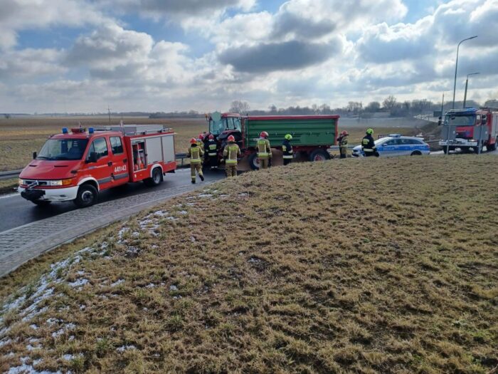 kp psp łęczyca, zboże na drodze, kolizja ciągnika, łęczyca