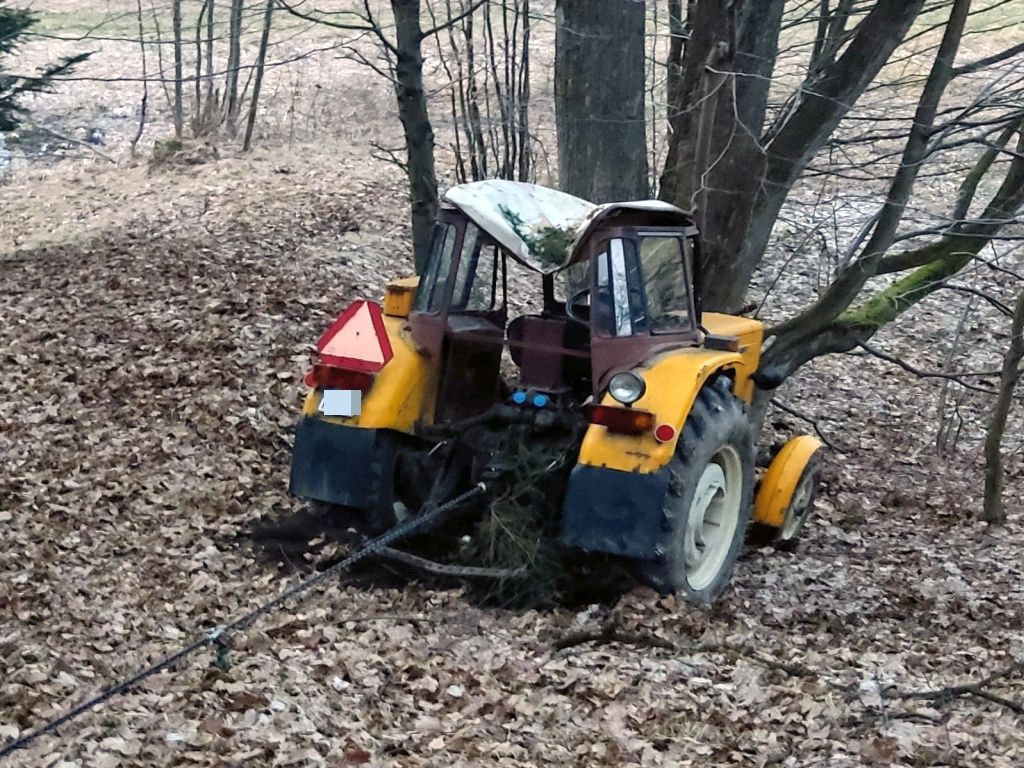 wypadek ciągnik, drzewo ciągnik, małopolska, lpr