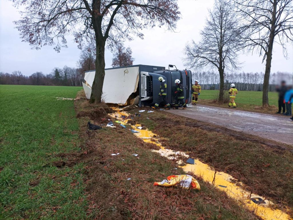 kpp mława, osp strzegowo, ciężarówka z jajami, wypadek, rozbite jaja