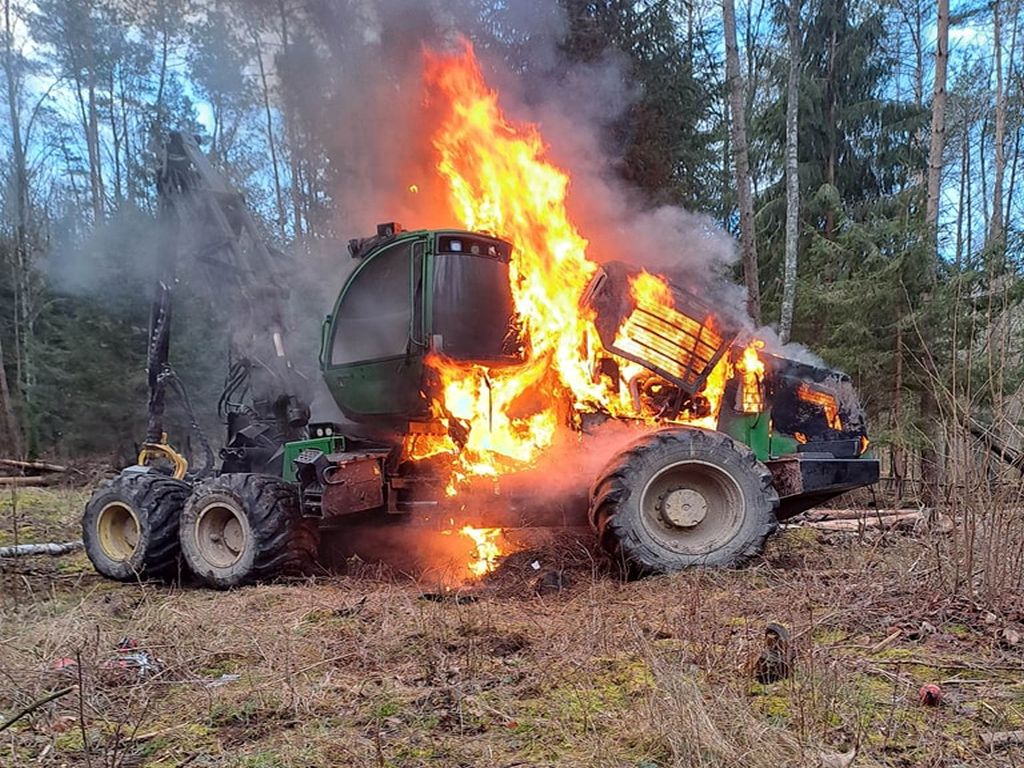pożar ciągnika, pożar harvestera, pożar kombajn zrębowy, powiat drawski, powiat pilski