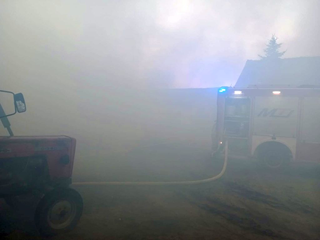 pożar w gospodarstwie, rokitnik, pożar obory, kp psp lidzbark warmiński