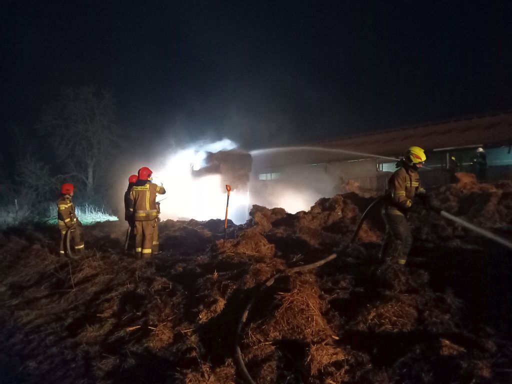 kp psp olecko, pożar stogu, pożar słomy, obrona obory
