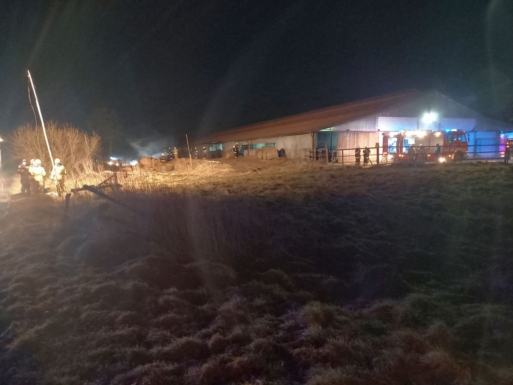 kp psp olecko, pożar stogu, pożar słomy, obrona obory