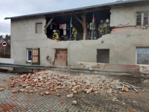 ciężarówka z drobiem, wypadek dom, kp psp oleśnica, goszcz
