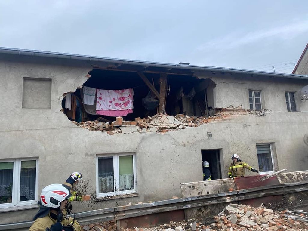 ciężarówka z drobiem, wypadek dom, kp psp oleśnica, goszcz
