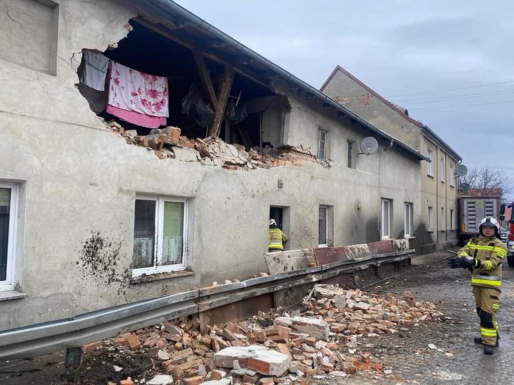 ciężarówka z drobiem, wypadek dom, kp psp oleśnica, goszcz