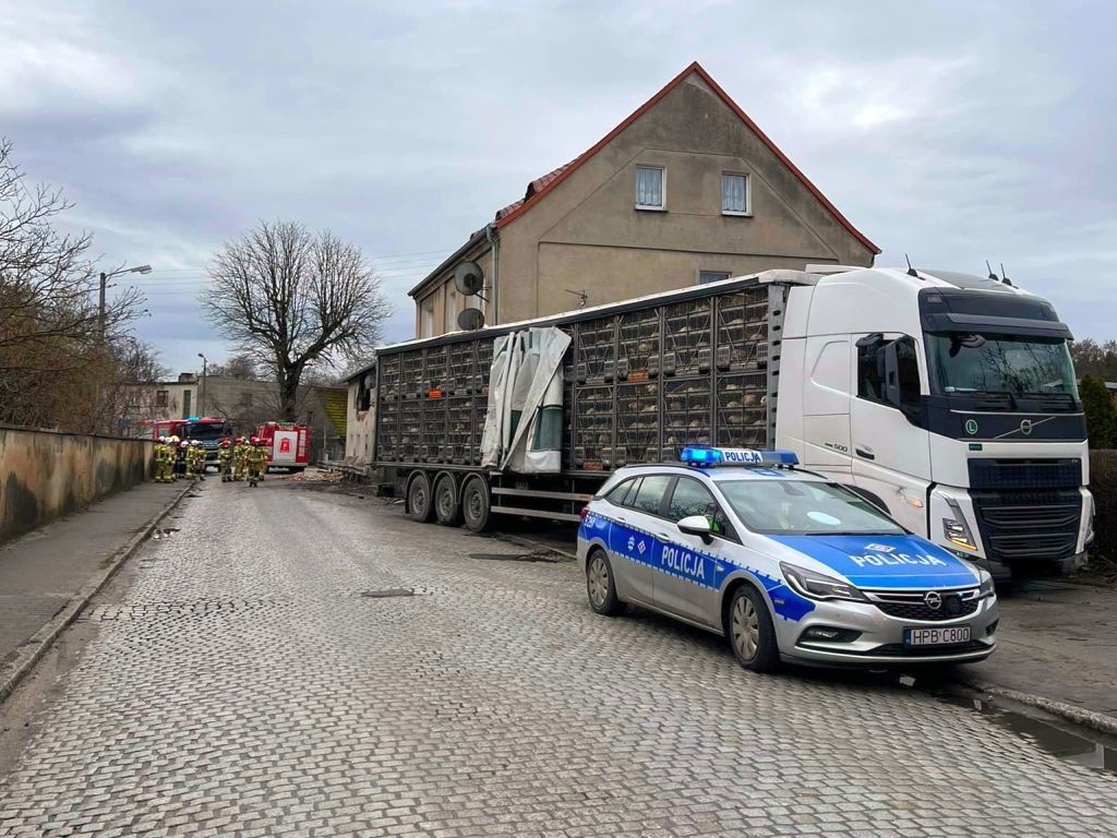 ciężarówka z drobiem, wypadek dom, kp psp oleśnica, goszcz
