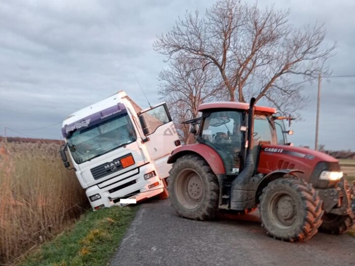 transport nawozów, ciężarówka z nawozami, ciężarówka ugrzęzła, kp psp braniewo
