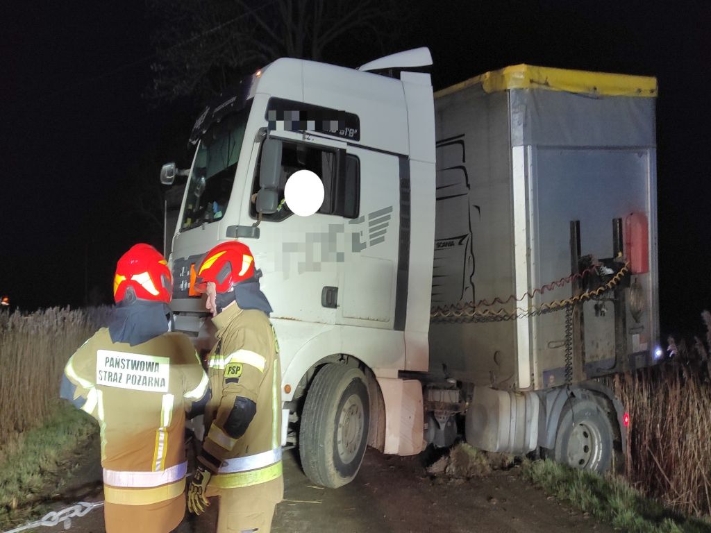 transport nawozów, ciężarówka z nawozami, ciężarówka ugrzęzła, kp psp braniewo