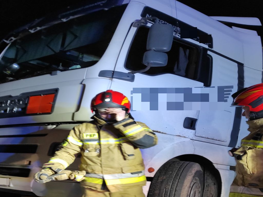 transport nawozów, ciężarówka z nawozami, ciężarówka ugrzęzła, kp psp braniewo