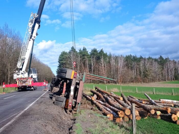 ciężarówka z drewnem, przewóz drewna, wypadek drogowy, kpp piła, kp psp piła