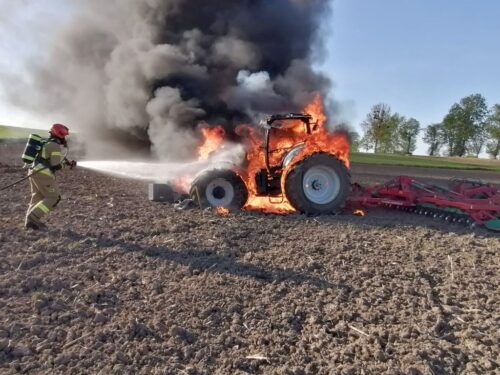 kp psp braniewo, pożar ciągnika, pożar na polu, pożar maszyny