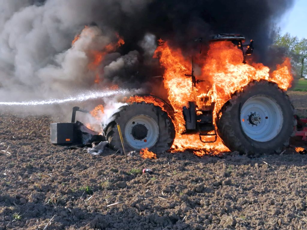 kp psp braniewo, pożar ciągnika, pożar na polu, pożar maszyny