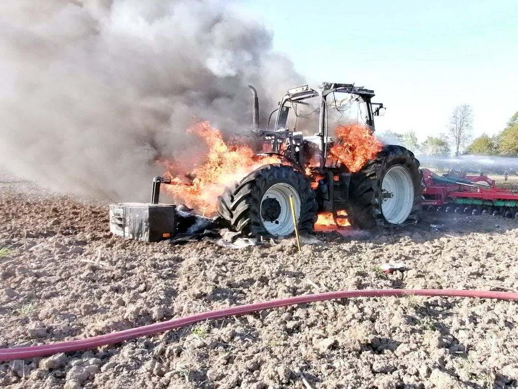 kp psp braniewo, pożar ciągnika, pożar na polu, pożar maszyny