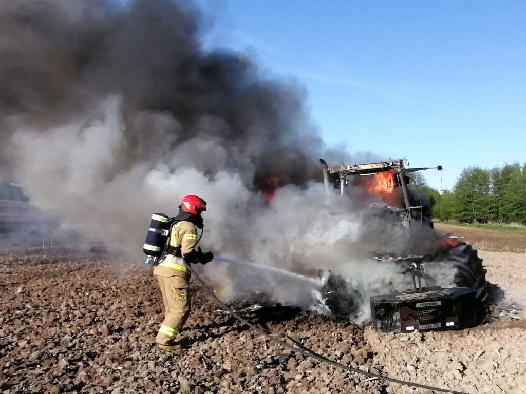 kp psp braniewo, pożar ciągnika, pożar na polu, pożar maszyny