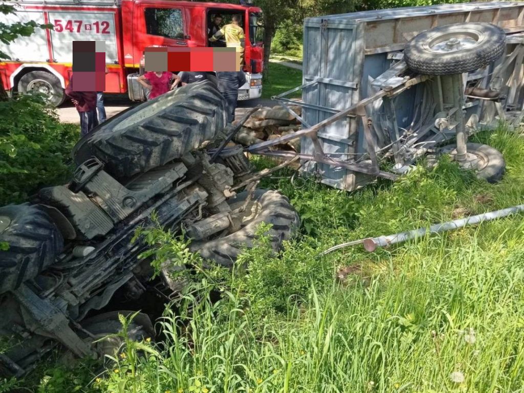 kpp sanok, kp psp sanok, wypadek traktorzysty, ciągnik w rowie