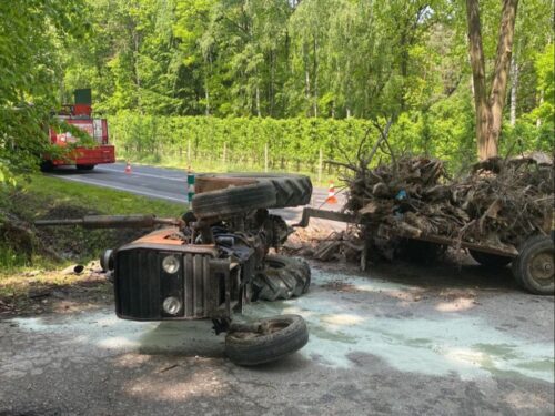 ciągnik, wypadek drogowy, wywrócony ciągnik, kp psp grójec